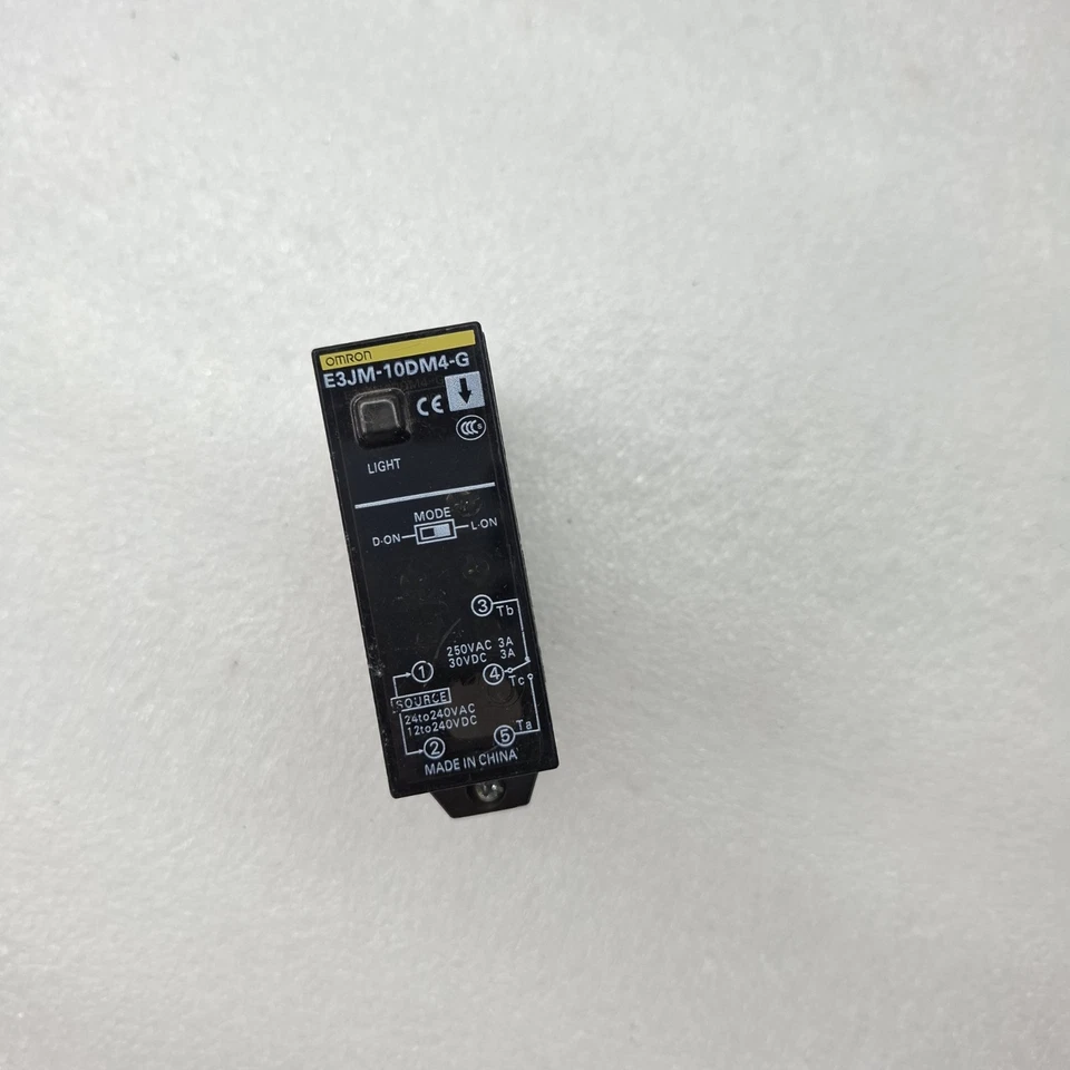 OMRON E3JM-10DM4-G Photoelectric Sensor – For Parts / Not Working